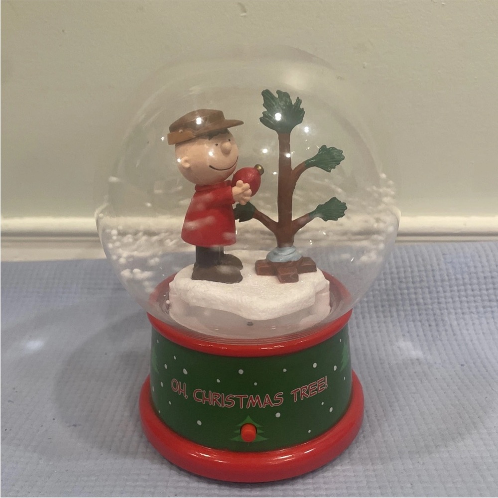 Charlie Brown OH Christmas Tree  Snowglobe  Battery Tested Great Condition Works